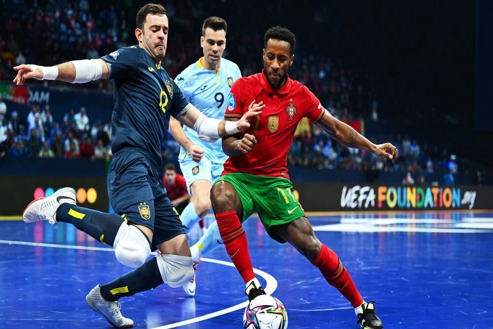 被罚下2人后输球！皇马电视台愤怒：内格雷拉制造的裁判